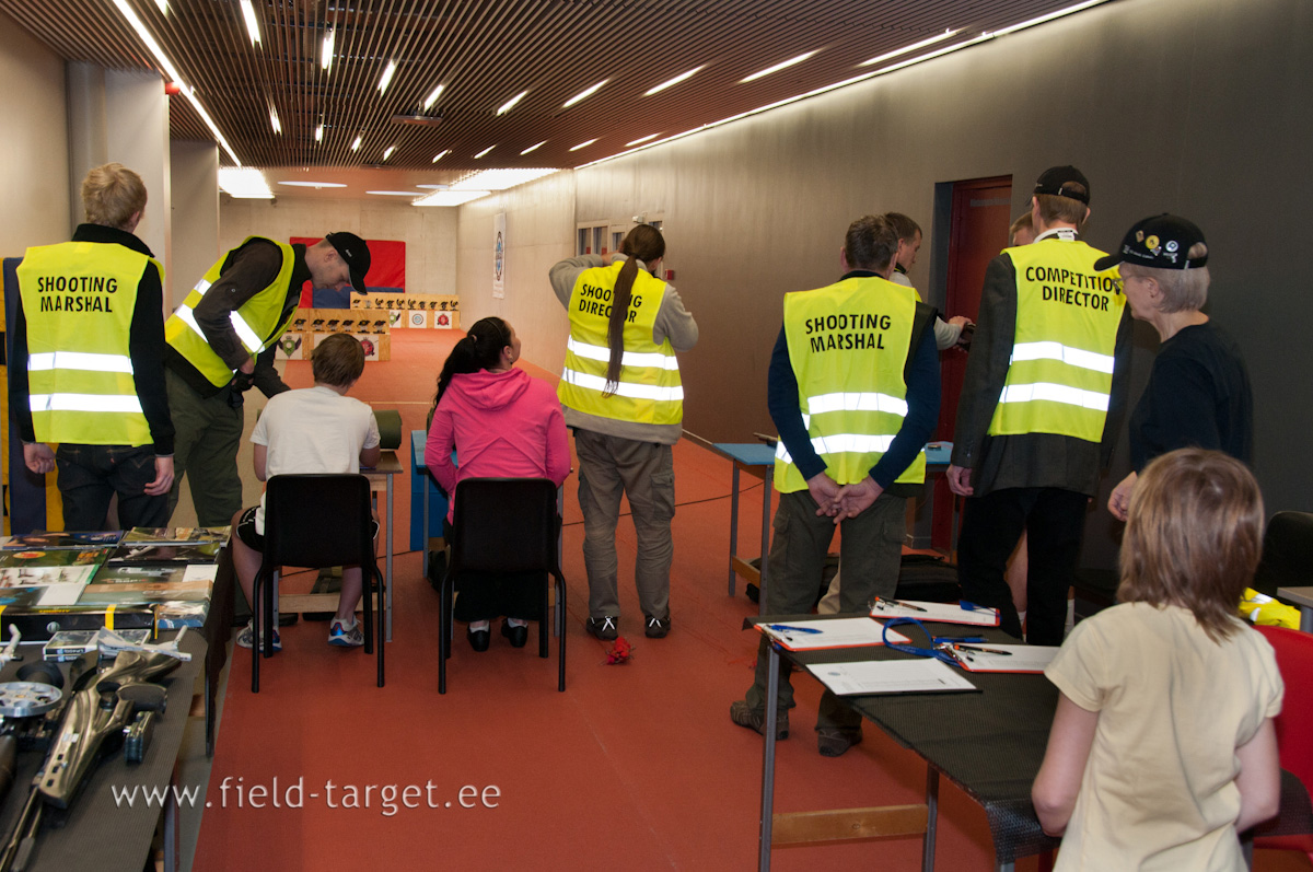 Võistlejatele õpetatakse enne laskmist relva ja optikat kasutamist